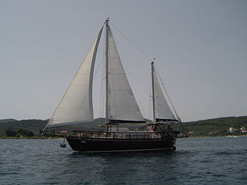 Segelyacht-mit-Skipper-Boot-Exterior-03