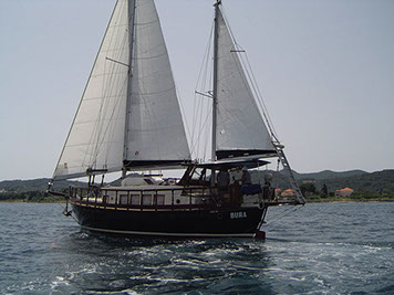 Segelyacht-mit-Skipper-Boot-Exterior-04